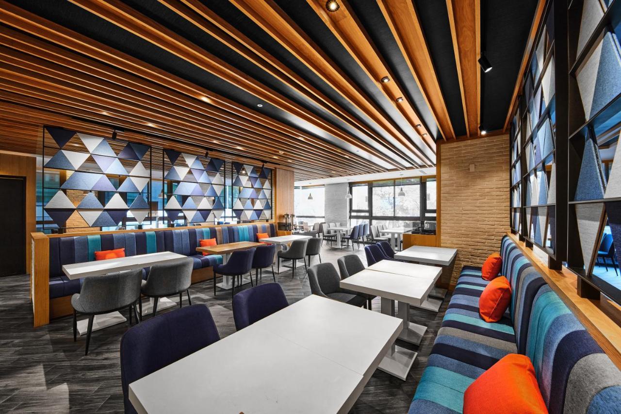 Holiday Inn Express Kaohsiung Love River, an IHG Hotel Exterior foto